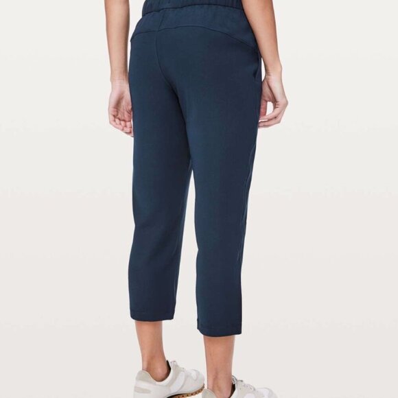 Lululemon On The Fly Crop *Woven 23" True Navy Size 2 - Picture 3 of 9